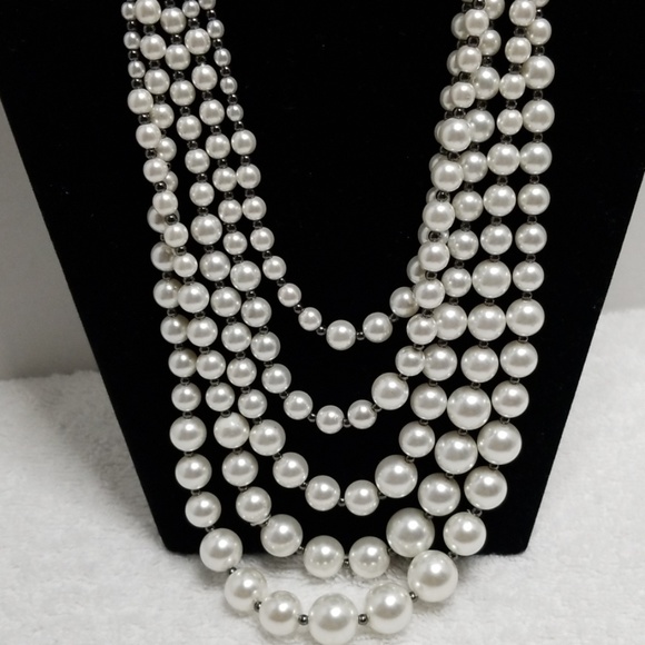 Faux Pearls statement necklace - Picture 3 of 5